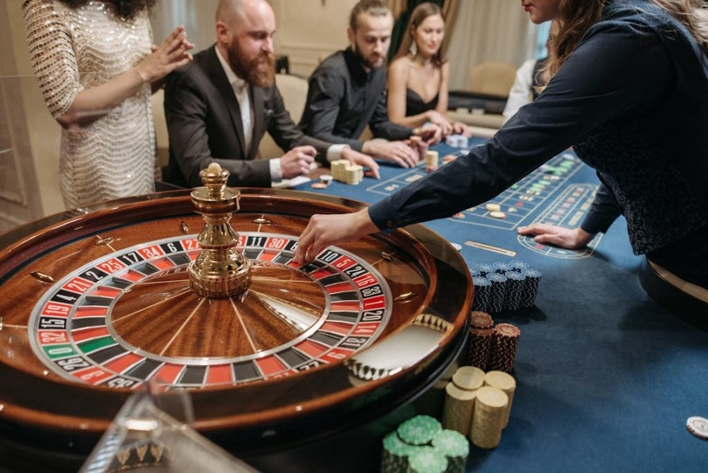 Un crupier está a punto de hacer girar la ruleta.
