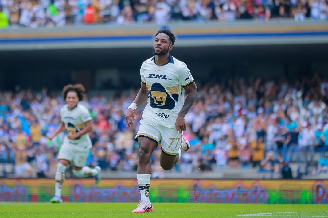Jugadores de Pumas UNA;M en la segunda jornada del Apertura 2025.