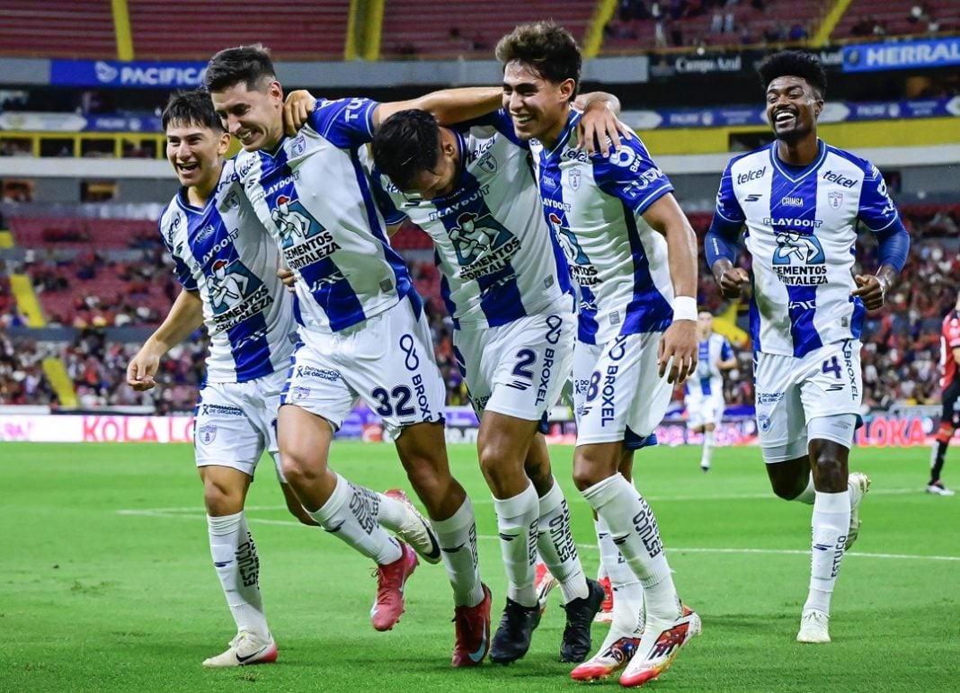 Jugadores de Pachuca celebrando.