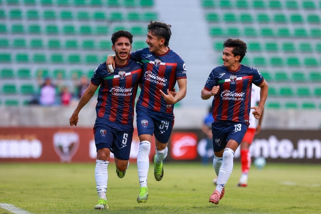 Jugadores de Atlante celebrando.