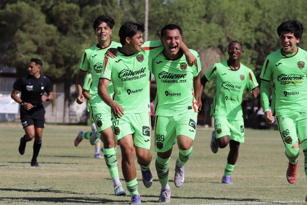 Jugadores de Juárez celebrando.