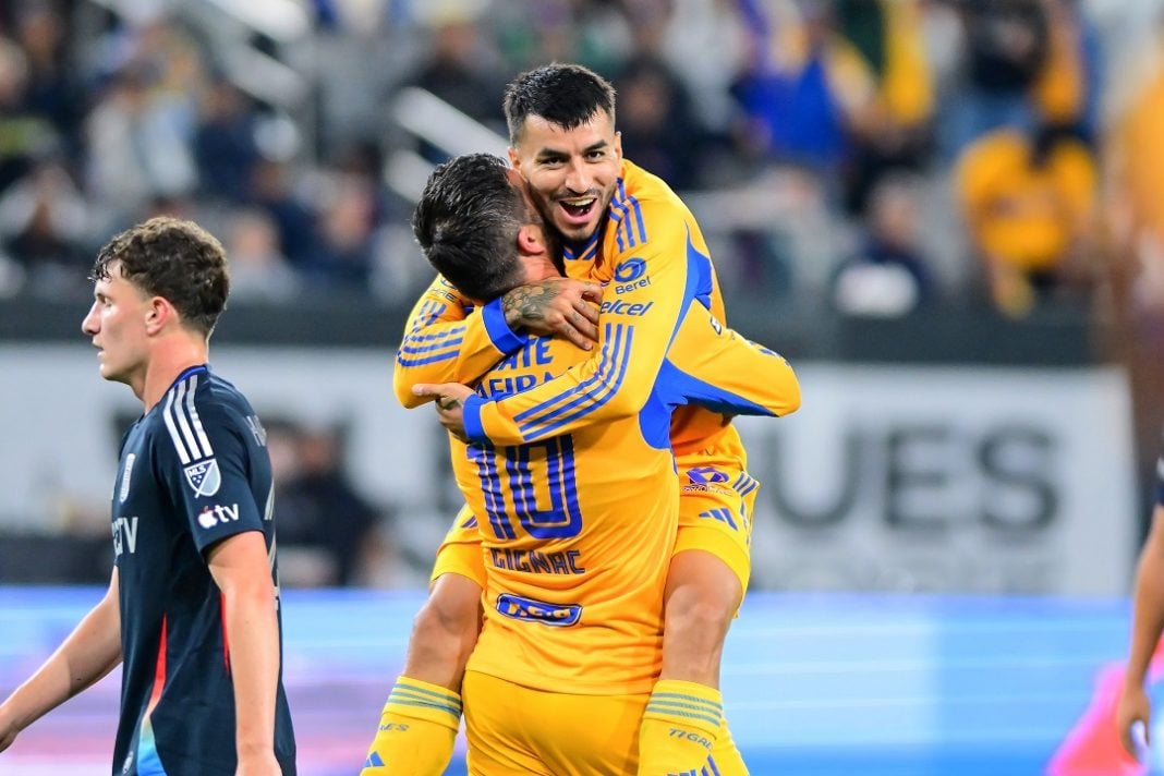 Angel Correa y André Gignac.
