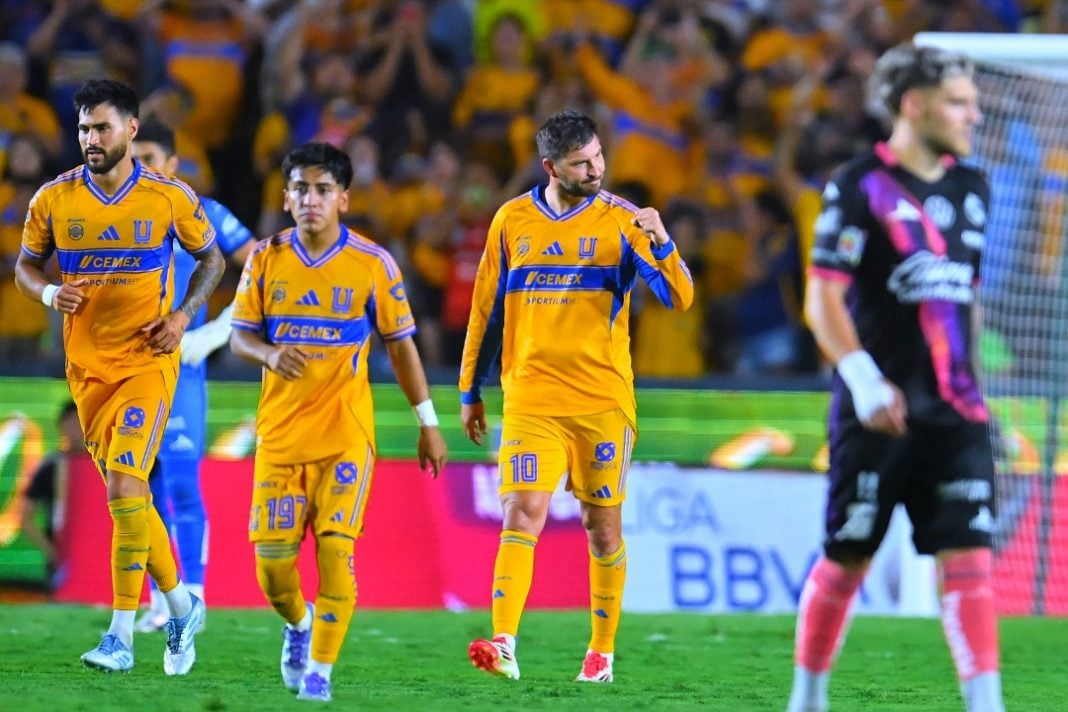 Jugadores de Tigres celebrando.