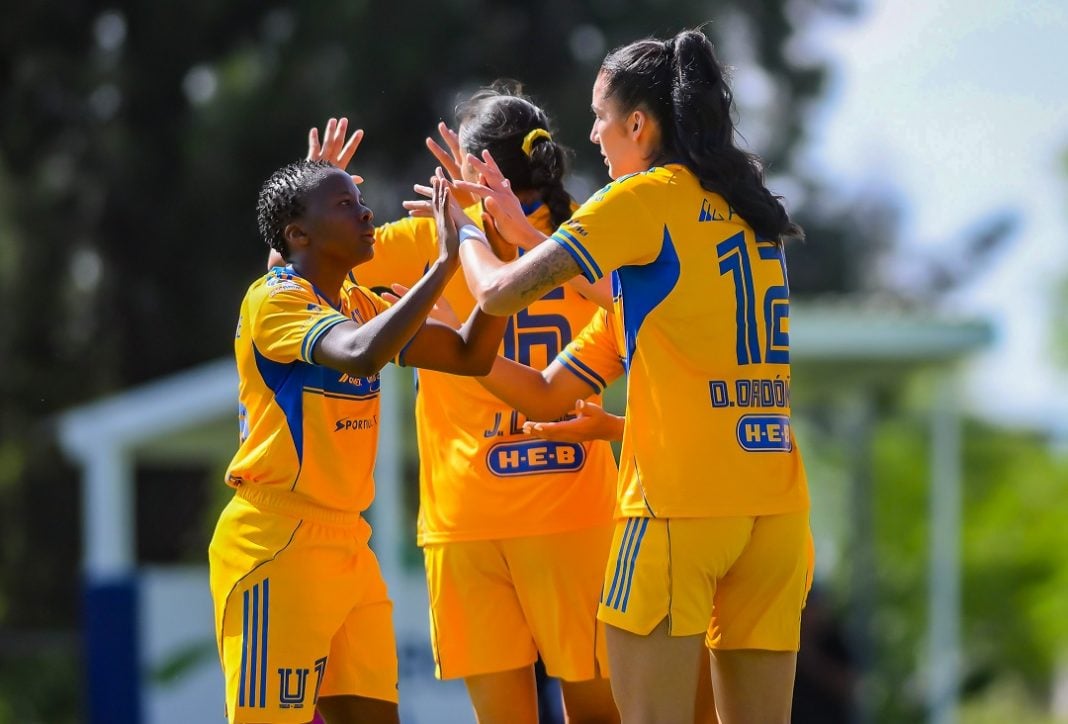 Jugadoras de Tigres UANL celebrando,