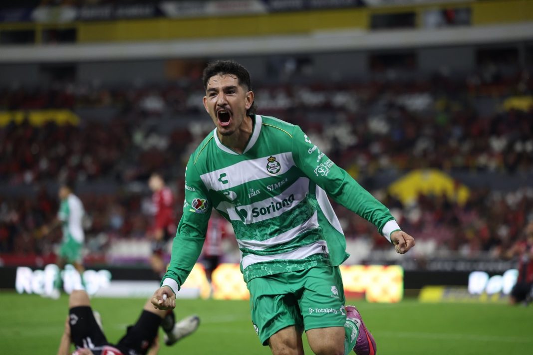 Beto celebrando un gol.