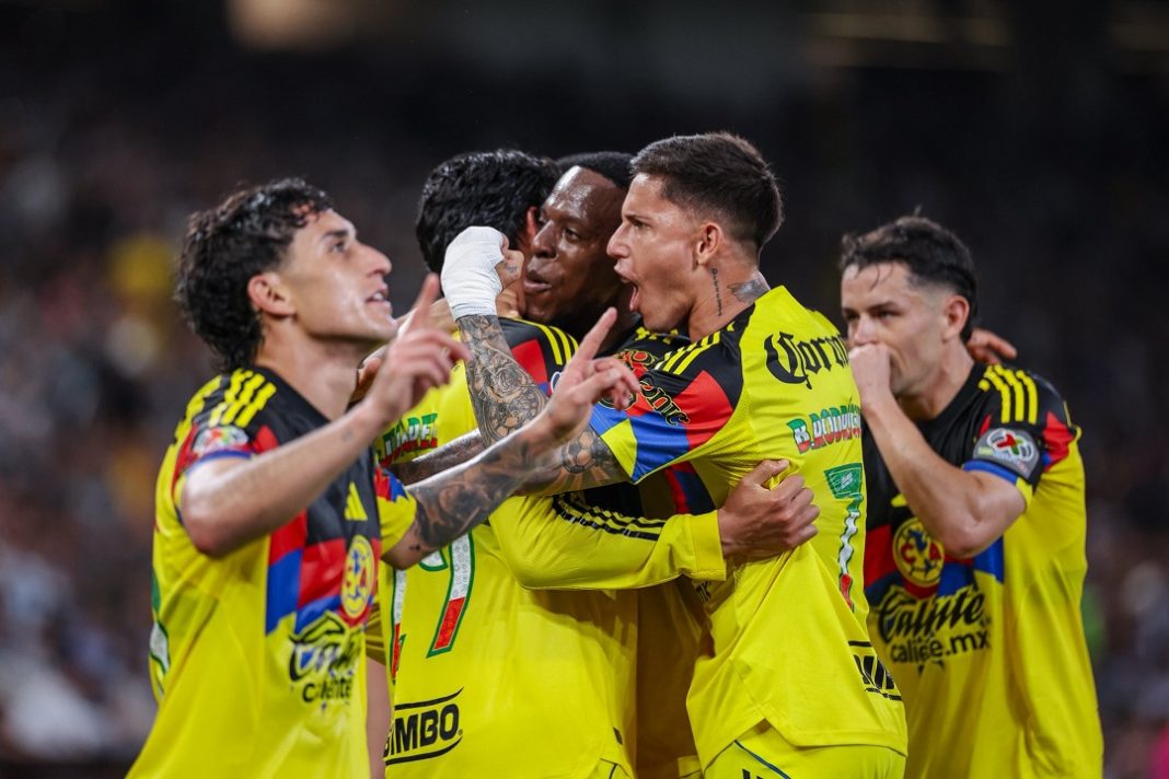 Jugadores de América celebrando.
