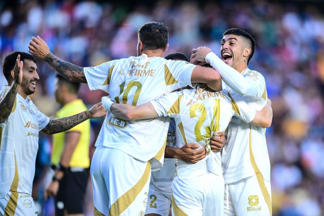 Jugadores de Tigres celebrando,