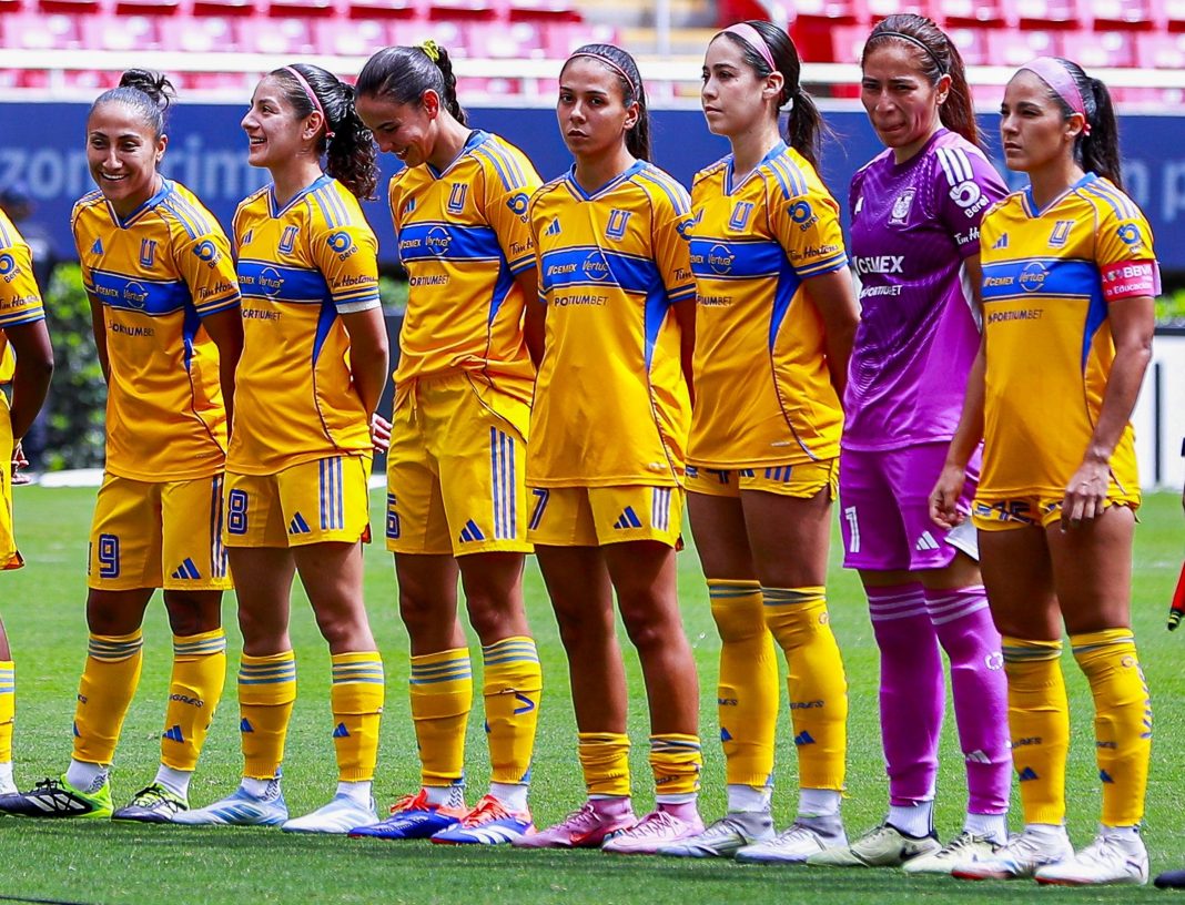 La alineación de Tigres femenil antes de un partido
