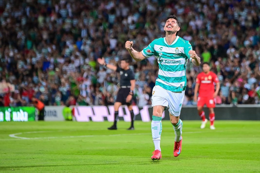 Santos Laguna celebra un gol