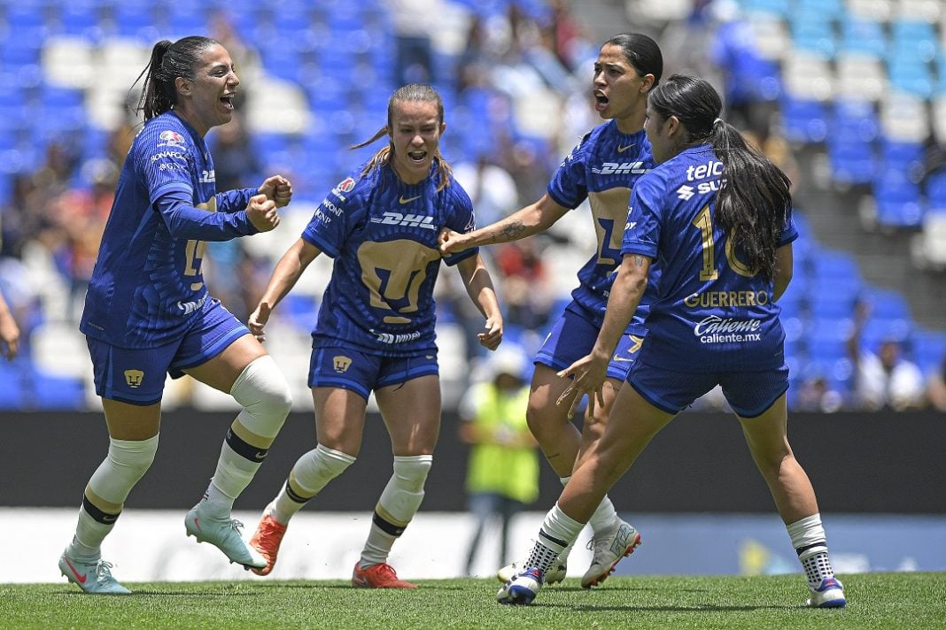 Jugadoras de Pumas FEmenil celebrando.