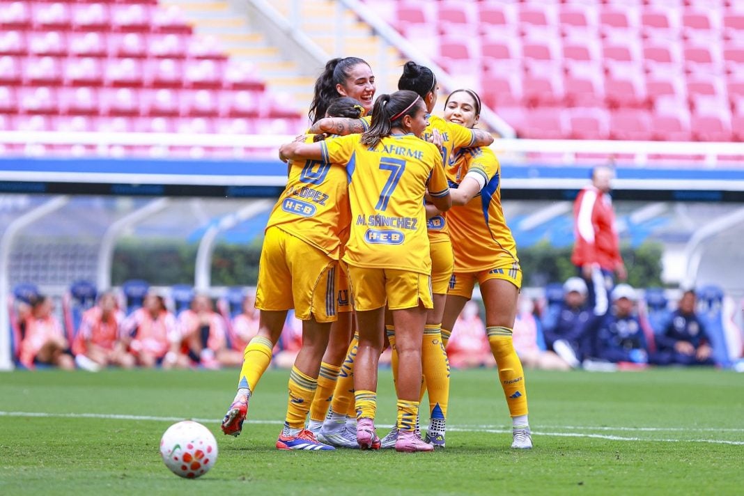 Jugadoras de Tigres Femenil celebrando un gol,