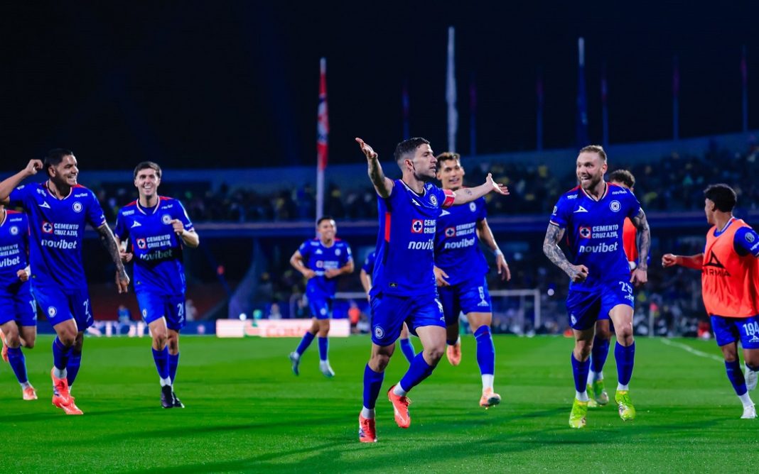 Jugadores de Cruz Azul celebrando.