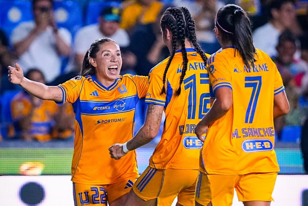 Jugadoras de Tigres Femenil celebrando.