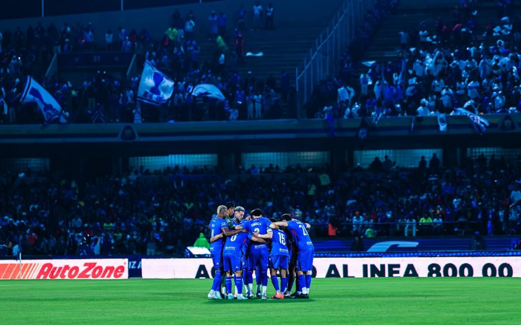 Jugadores de Cruz Azul en el campo,