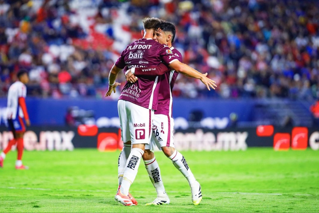 Jugadores de Necaxa celebrando.