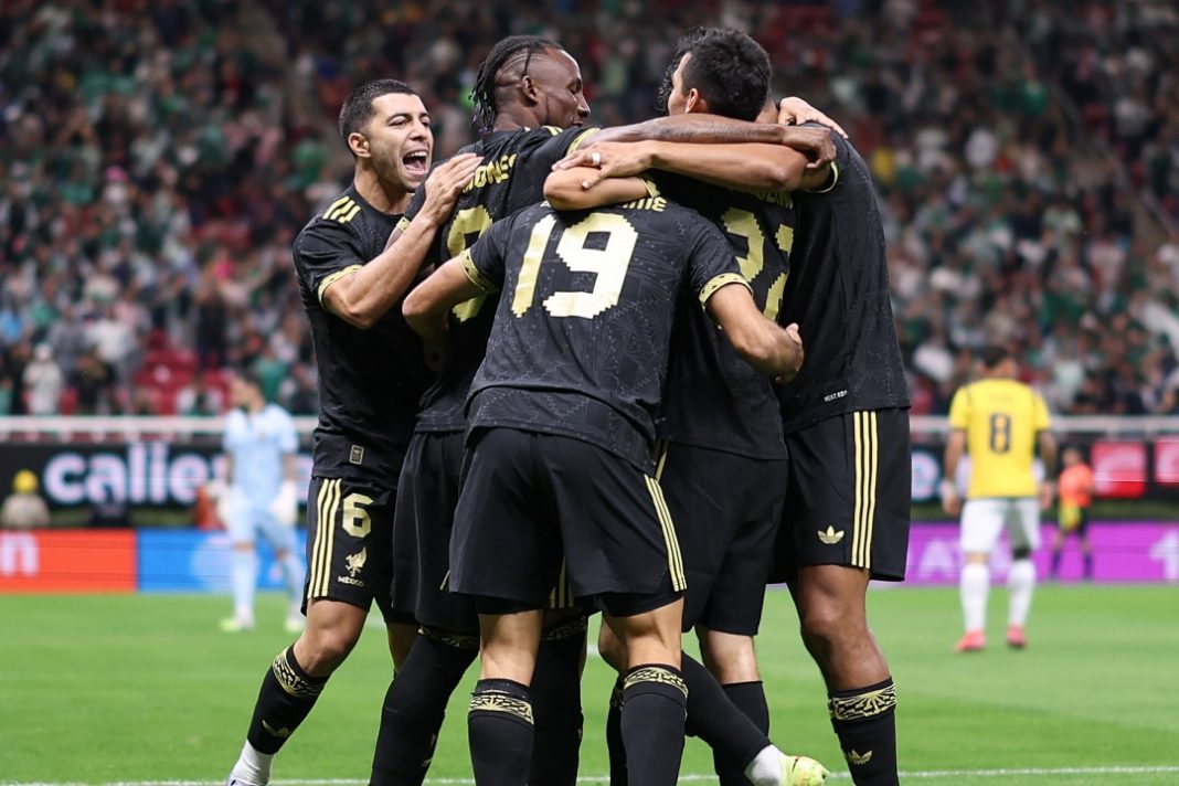 Jugadores de México celebrando.