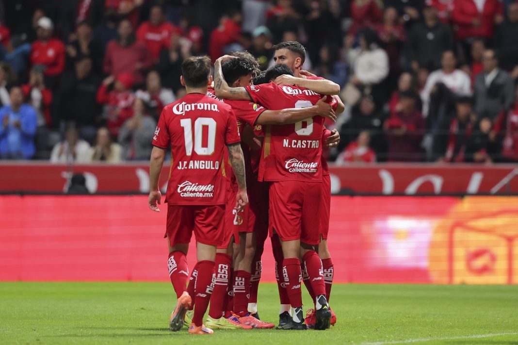 Jugadores de Toluca celebrando.
