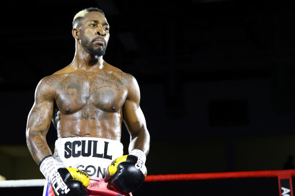 William Scull en su pelea contra Canelo Álvarez.