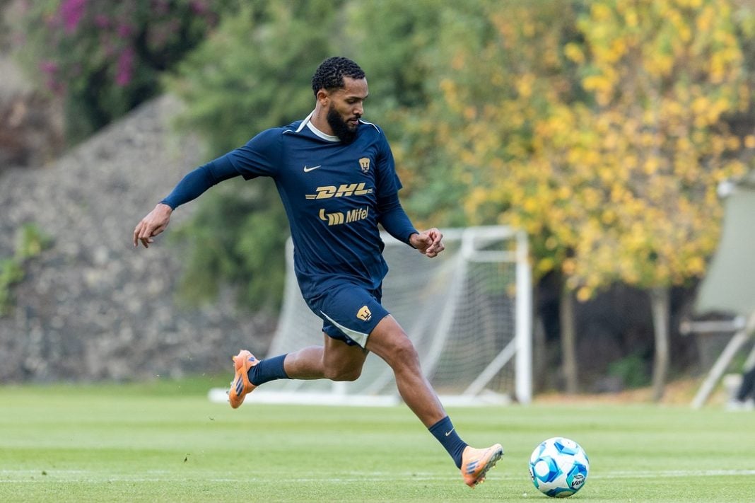 Juninho en prácticas con Pumas.