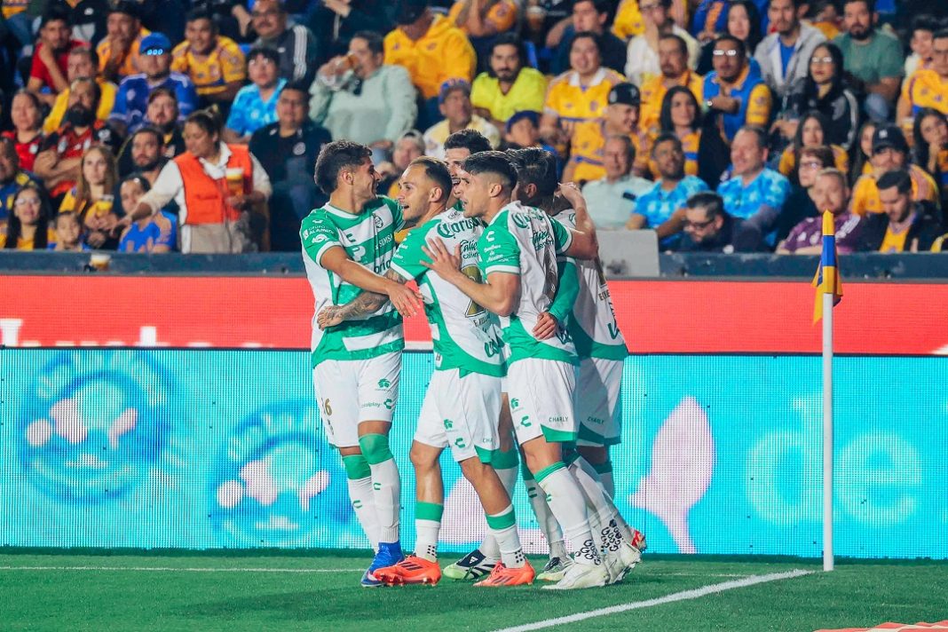 Jugadores de Santos Laguna.