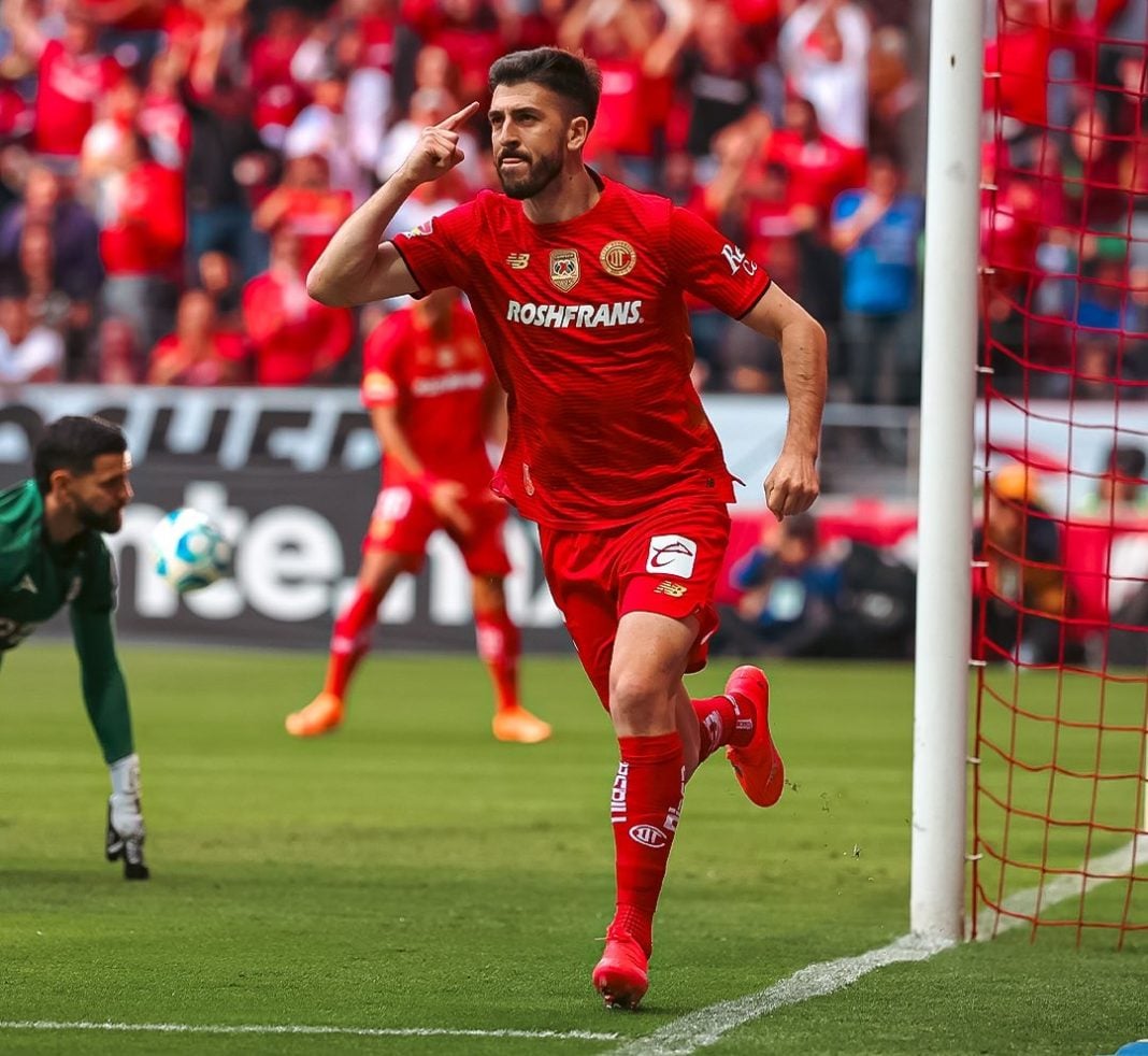 Paulinho en el partido contra Tijuana.