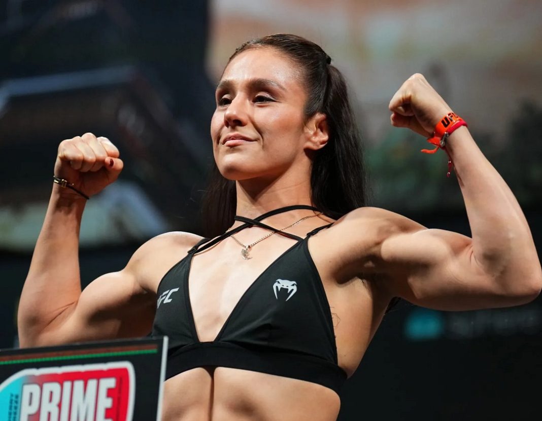 Alexa Grasso en el pesaje,