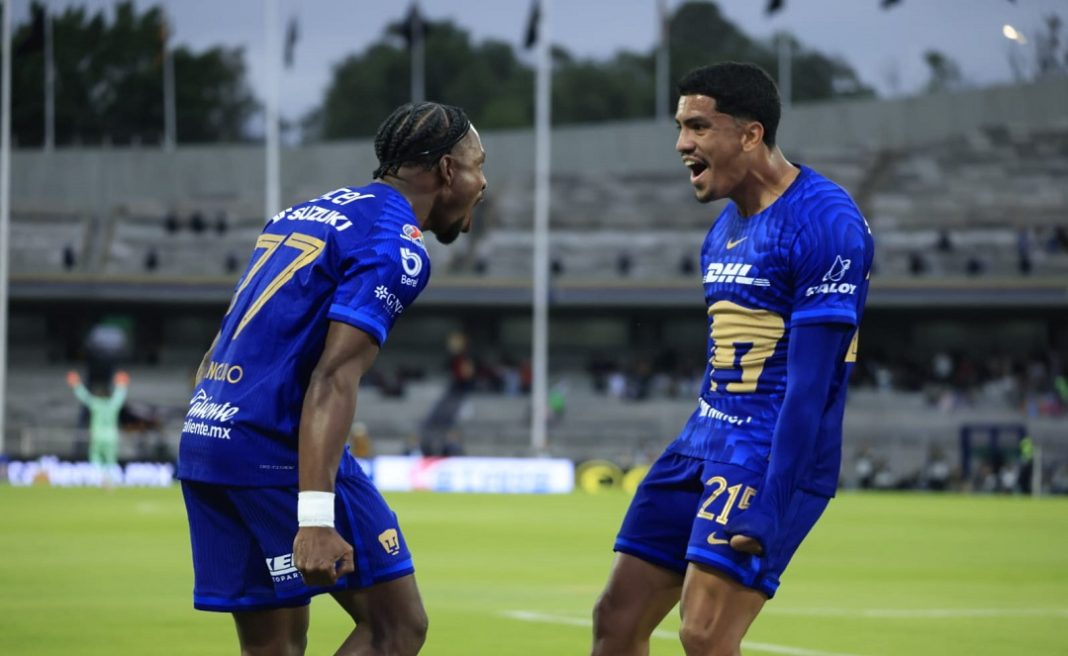 Jugadores de Pumas celebrando un gol.