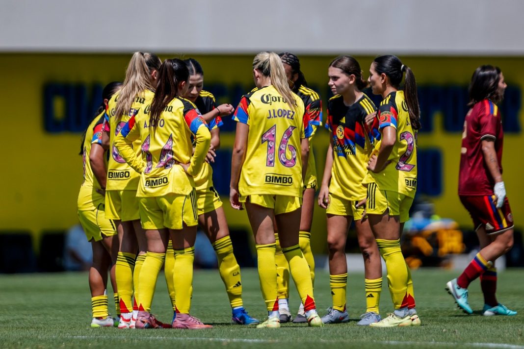Jugadoras del América contra la selección de Venezuela.