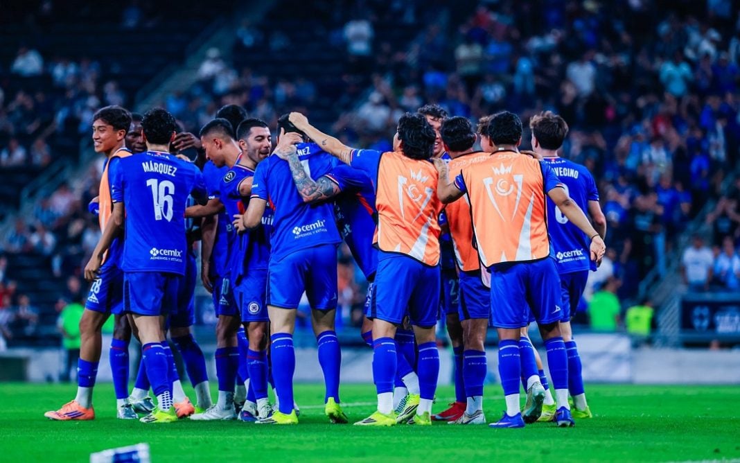 Jugadores de Cruz Azul celebrando una victoria.,