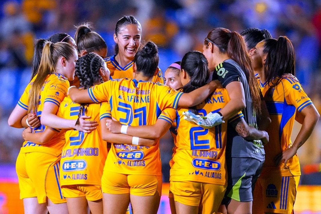 Jugadoras de Tigres Femenil.