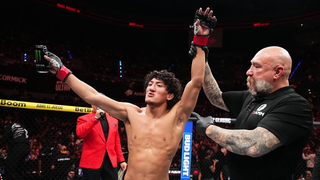 Raul Rosas Jr en el octágono de UFC.