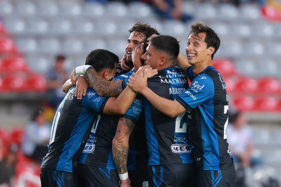 Jugadores de Querétaro celebrando victoria contra Necaxa.
