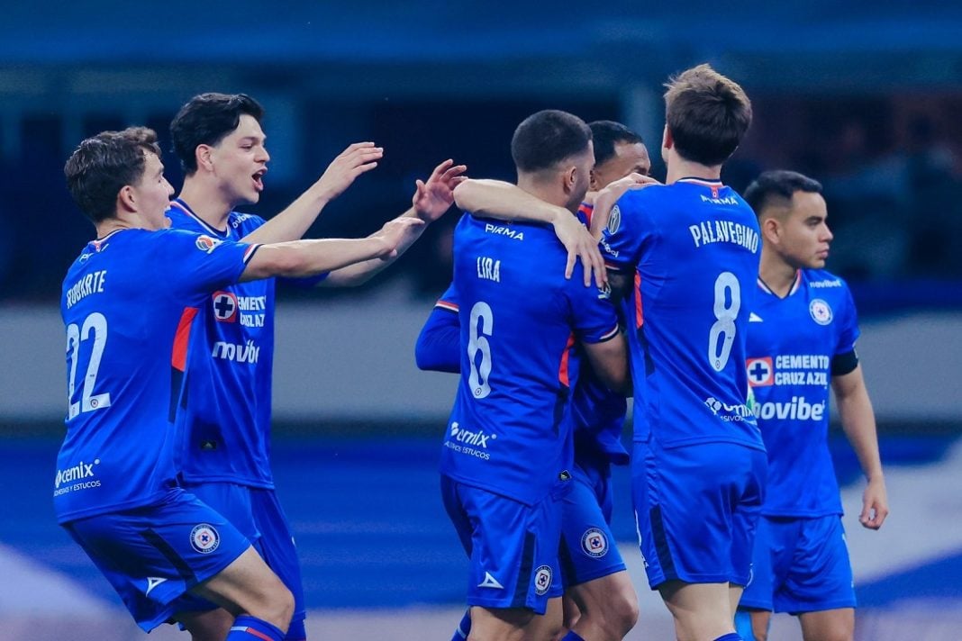 Jugadores de Cruz Azul celebrando una victoria contra Necaxa.