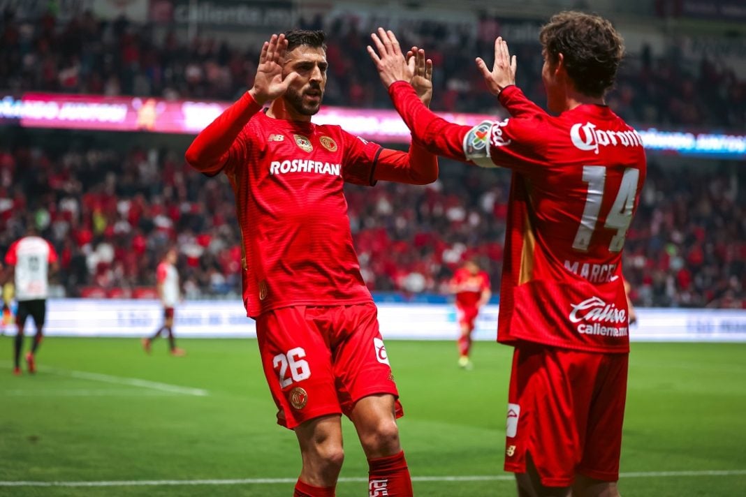 Jugadores de Toluca celebrando una victoria.