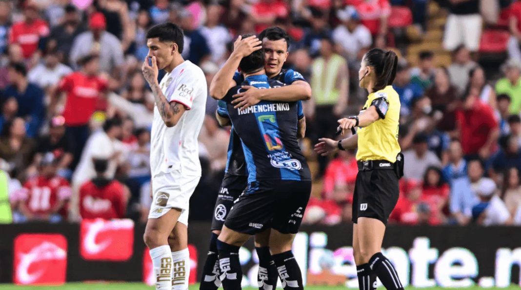 Querétaro al celebrar un gol
