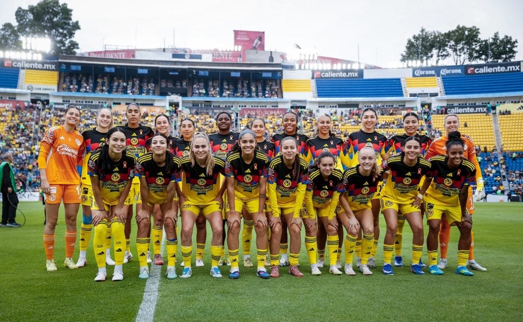 Plantilla completa de América Femenil.