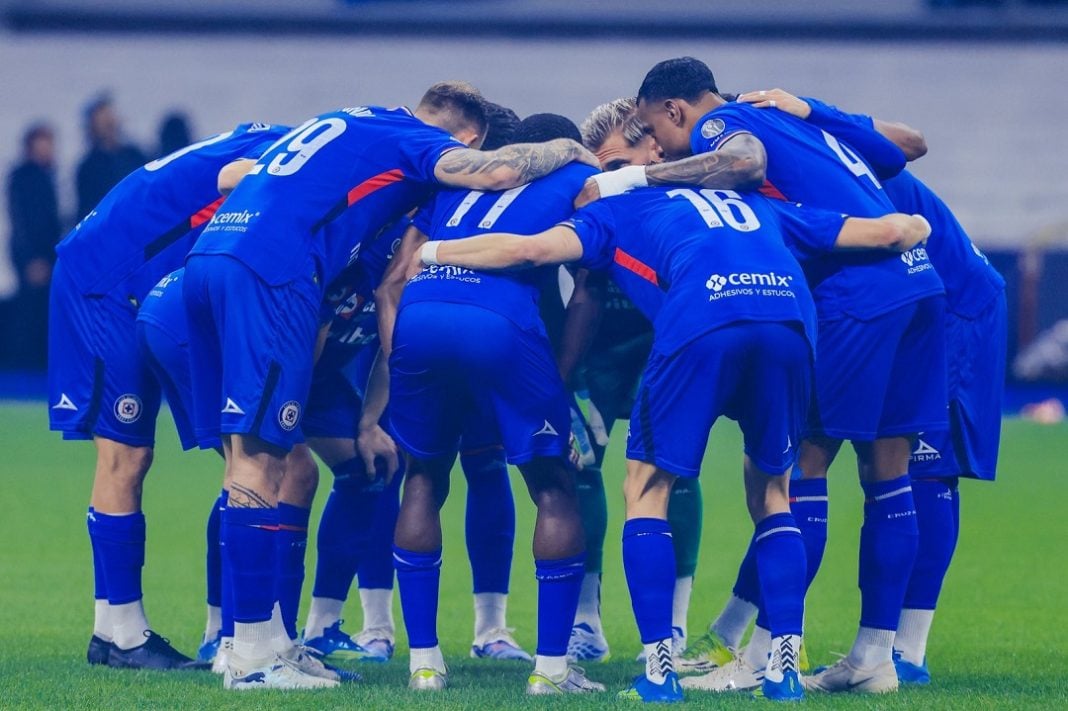 Cruz Azul en el partido contra Las Chivas.