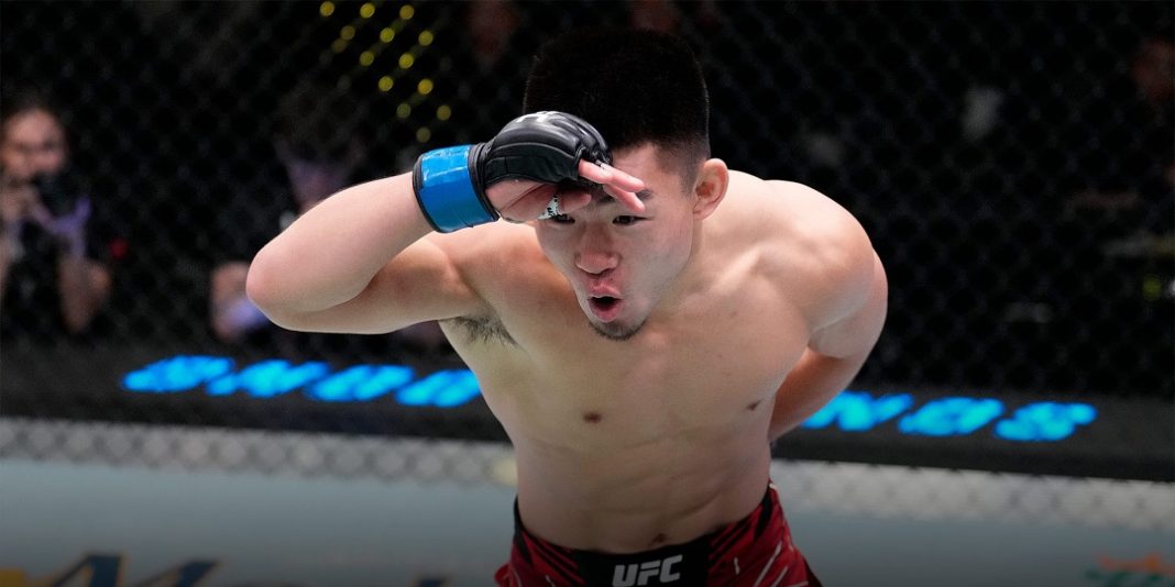 Yadong Song comemora vitória no octógono do UFC
