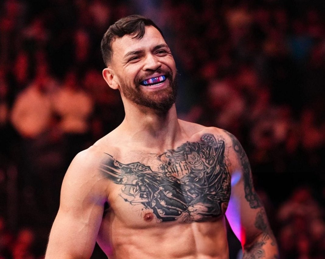 Maurício Ruffy sorri no octógono do UFC
