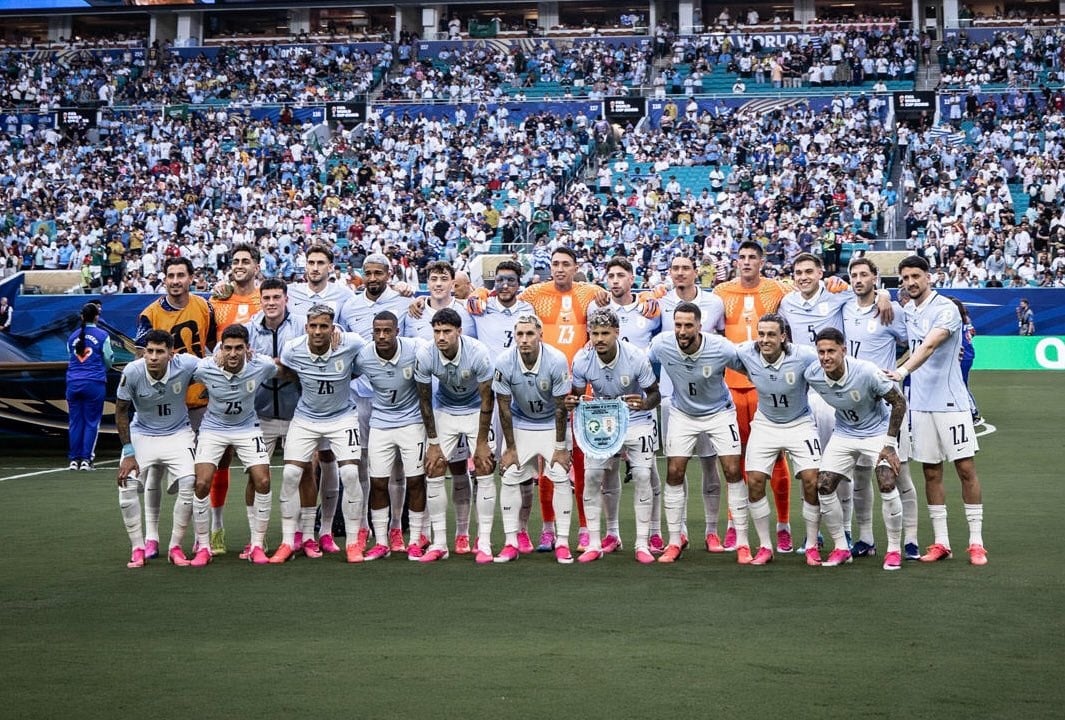 Plantilla completa de Uruguay.
