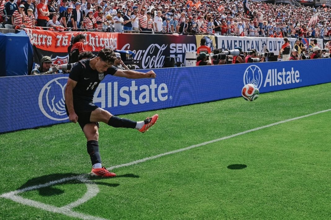 Jugador de Estados Unidos cobrando un tiro de esquina