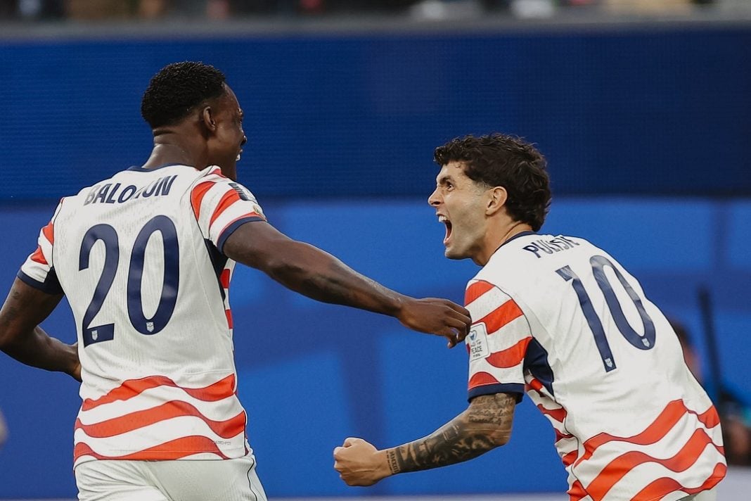 Jugadores de Estados Unidos celebrando una victoria contra Paraguay.