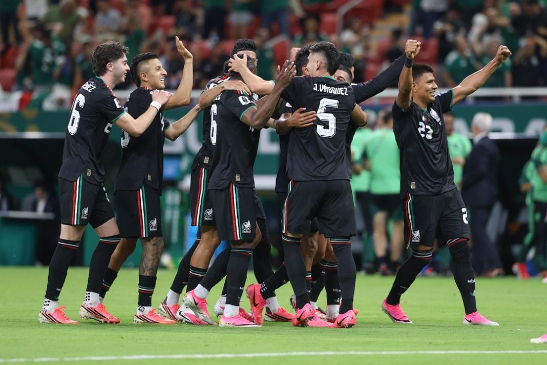 La Tri celebrando una victoria contra Corea del Sur.