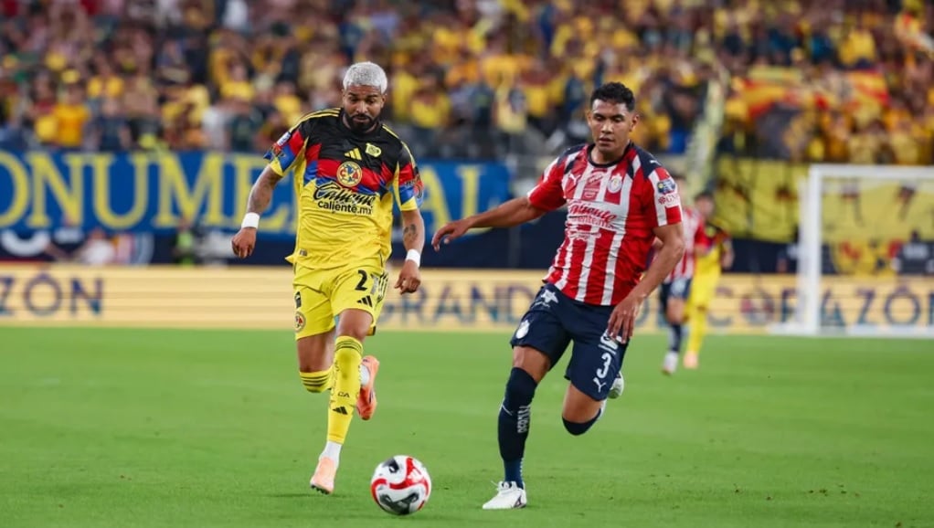 América vs Chivas en un Clásico Nacional.