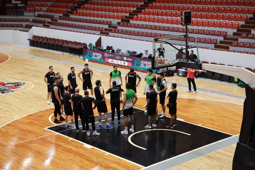 Jugadores de la seleccion mexicana en entrenamientos.