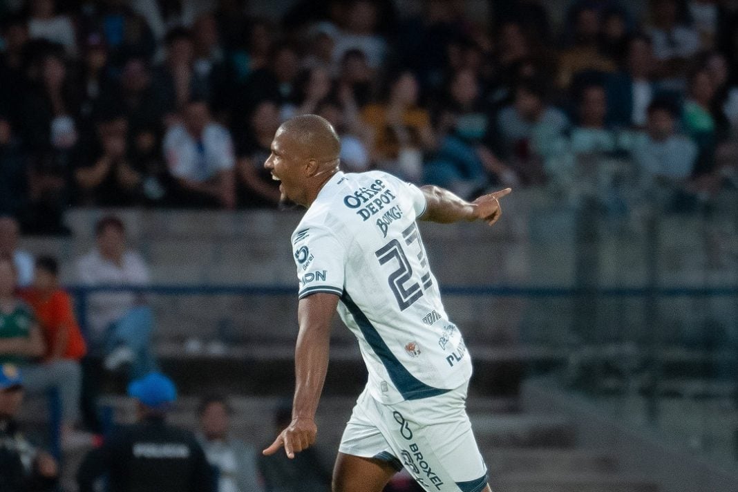 Salomón Rondón celebrando un doblete.