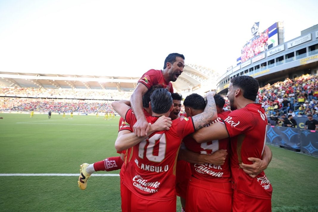 Jugadores de Toluca celebrando un gol.