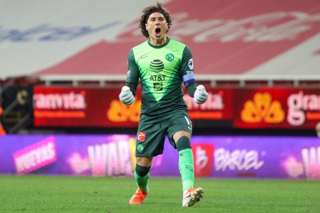 Guillermo Ochoa siendo portero de América.