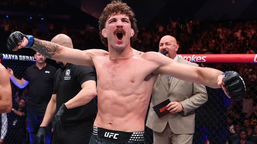 Quillan Salkilld celebrando en el octagono de ufc.