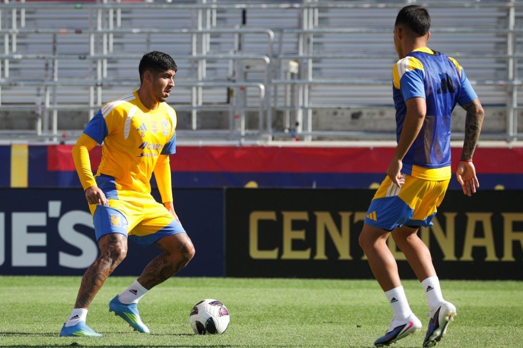Jugadores de Tigres en el calentamiento.